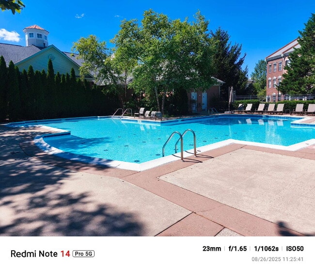 Building Photo - Vibrant Brambleton Condo Steps from Town C...