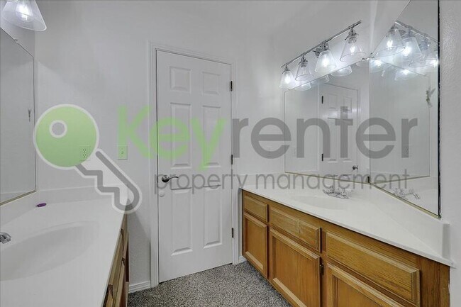 Building Photo - 1330 Kingswood Dr