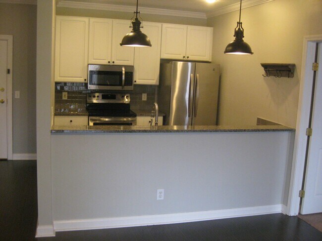 Building Photo - 2245 Riverside Dr