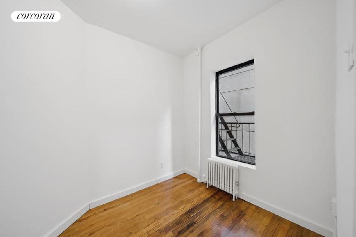 Building Photo - 242 E 10th St
