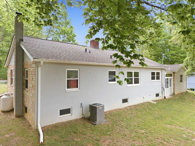 Building Photo - Charming home in Swannanoa, NC