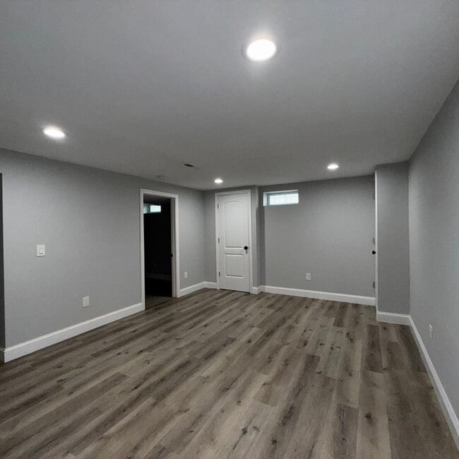 Building Photo - 320 Norland Ave