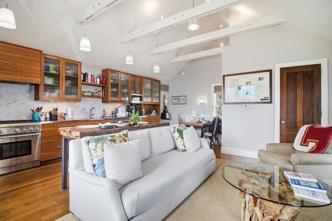 Building Photo - 28-B Charlotte Street- Amazing One Bedroom/Two Bathroom Freestanding Home