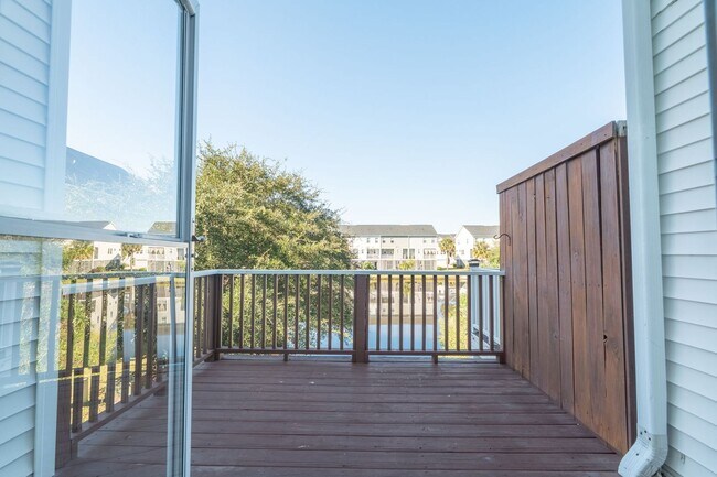 Building Photo - Modern Comfort Meets Nature!
