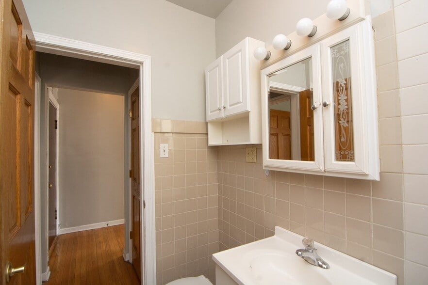 Building Photo - 4220 N Paulina St