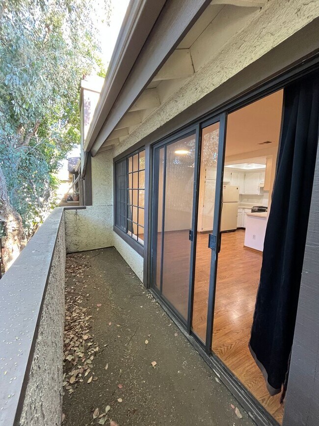 Building Photo - Canoga Park 1BR w/all appliances, parking,...