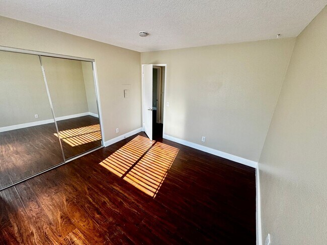 Building Photo - Updated 2nd Floor Corner Unit -3425 E. 15t...