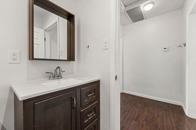 Building Photo - 10823 McVine Ave