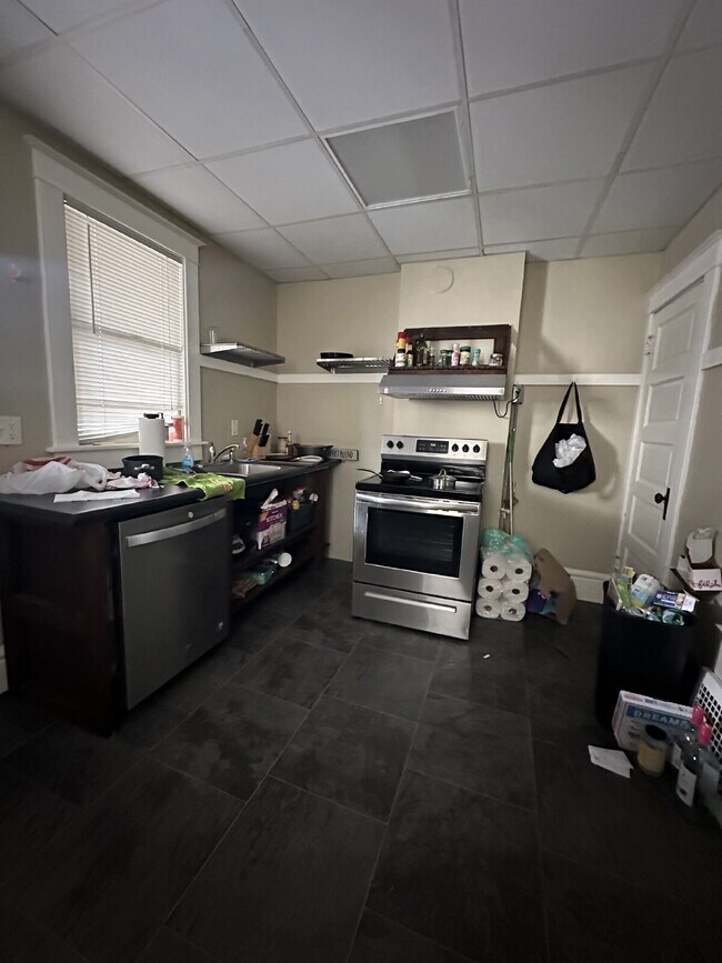 Building Photo - 6 bedroom 2 bath Duplex - available for Ju...