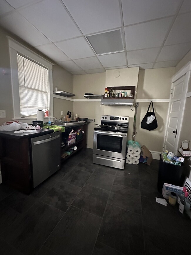 Building Photo - 6 bedroom 2 bath Duplex - available for June 1st close to UWEC!