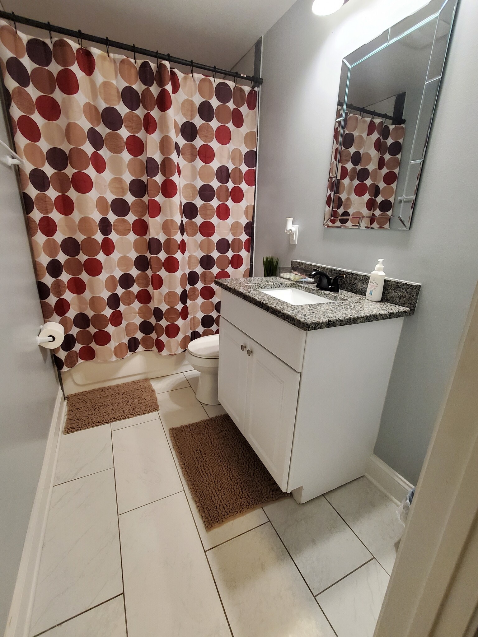 Guest bathroom with tub - 818 Lee Andrews Ave SE