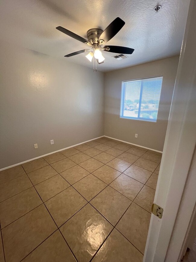 Building Photo - South Phoenix 3Bed 2.5 Bath Garage