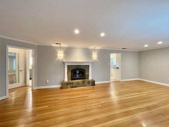 Building Photo - Charming 3 Bedroom 2 Bath Home in Old Town...