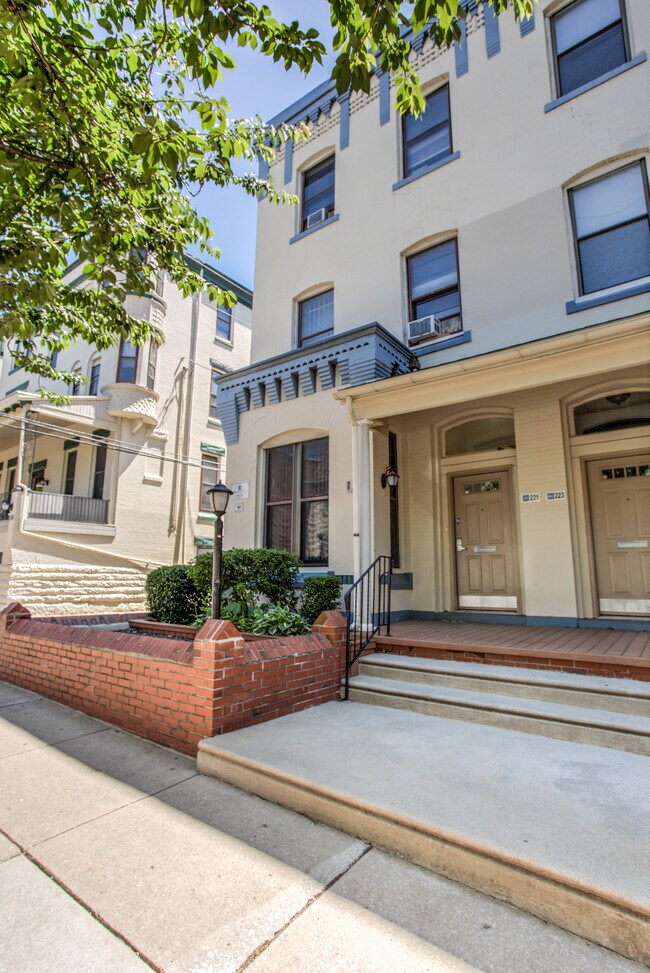 Building Photo - 221 S 41st St