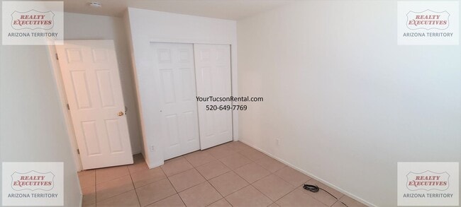 Building Photo - Valencia Rd & Headley Rd 3/2 - July move in special! - All tile floors and updated kitchen