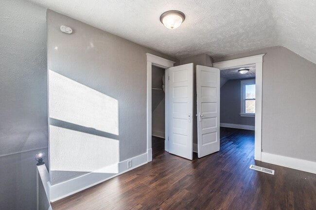 Building Photo - An Adorable 2BD/1BA Home That Has Been Renovated