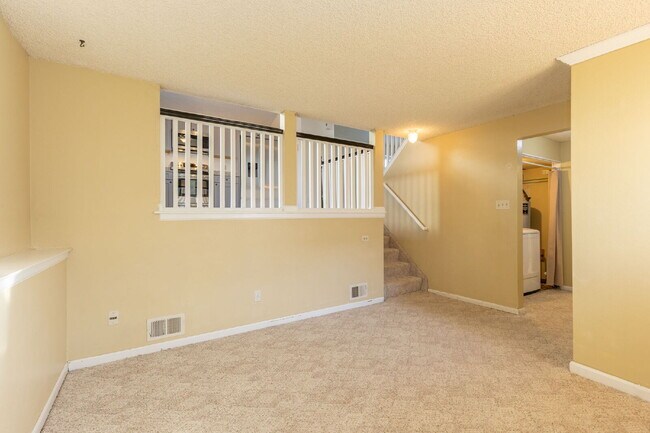 Building Photo - NW Longmont Spacious Tri Level.