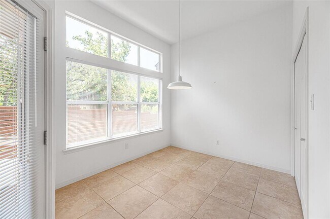 Building Photo - 1621 Maggie Mayes St