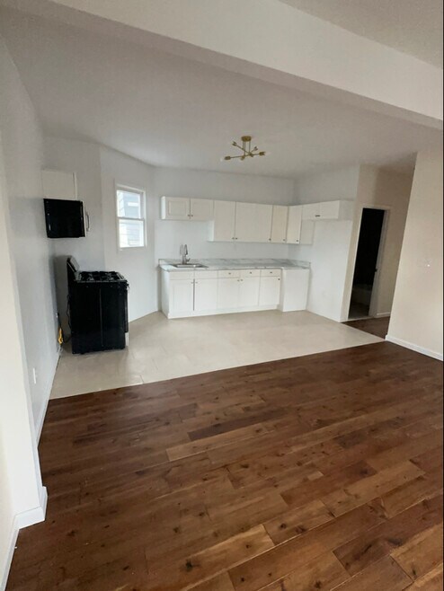 Building Photo - 826 S 15th St