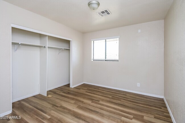Building Photo - 1629 E Violet Dr