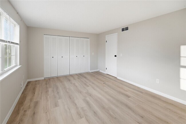 Building Photo - 17 Willowick Dr