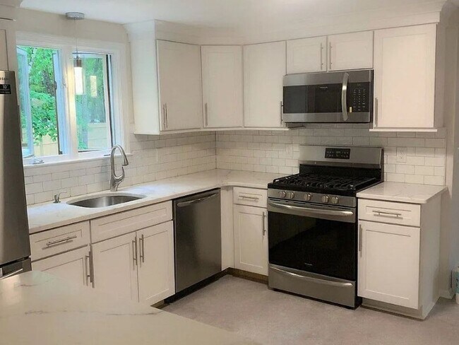 Building Photo - Ideally located 3 bedroom home in Westford...