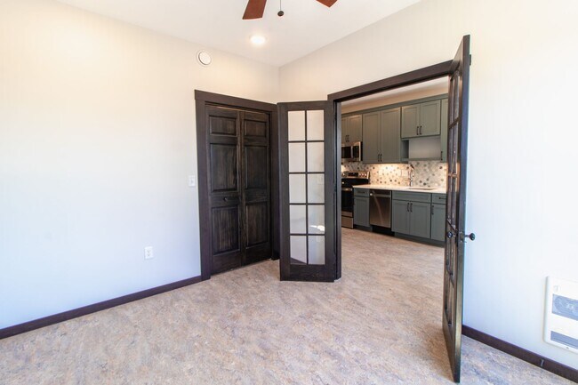 Building Photo - AVAILABLE JULY - Renovated Luxury 1 bed/1 ...