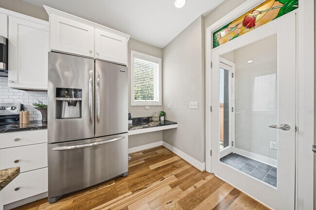 Building Photo - 567 Lathrop St