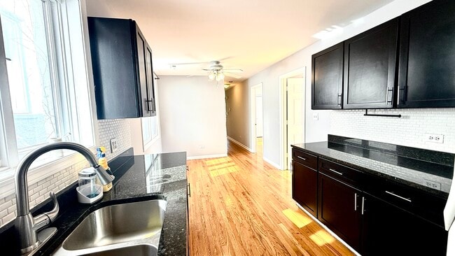 Building Photo - 1078 N Hermitage Ave