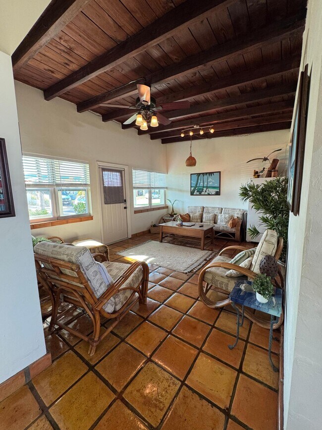 Building Photo - 256 E 24th St