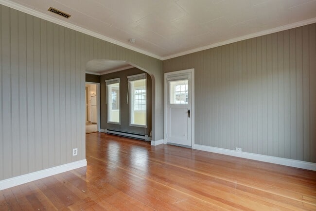 Building Photo - Pet Friendly 2 Bed, 1 Bath Home