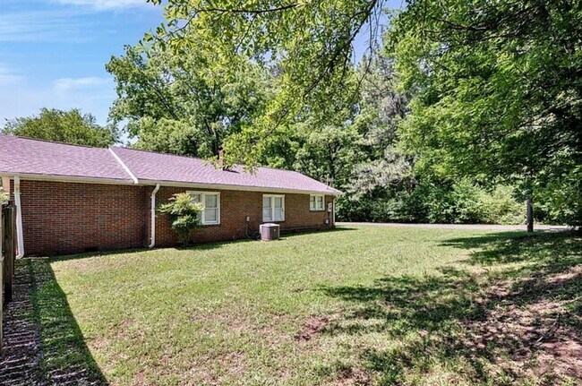 Building Photo - 4 bedroom 2 Bath - Available Now on Main A...