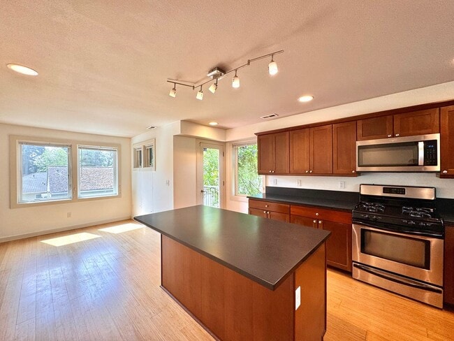 Building Photo - Convenient Northgate 3B Townhome