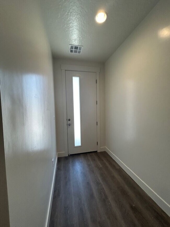 Building Photo - Move In Ready 4 Bedroom Home!