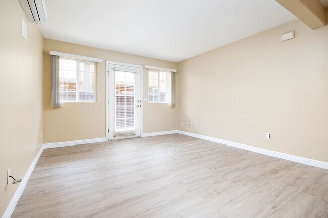 Building Photo - Fantastic Clairemont Condo with Outdoor Space!