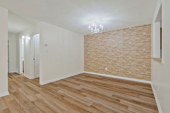 Building Photo - Bright & Cheery 2 BR 2 Bath Unit Available...