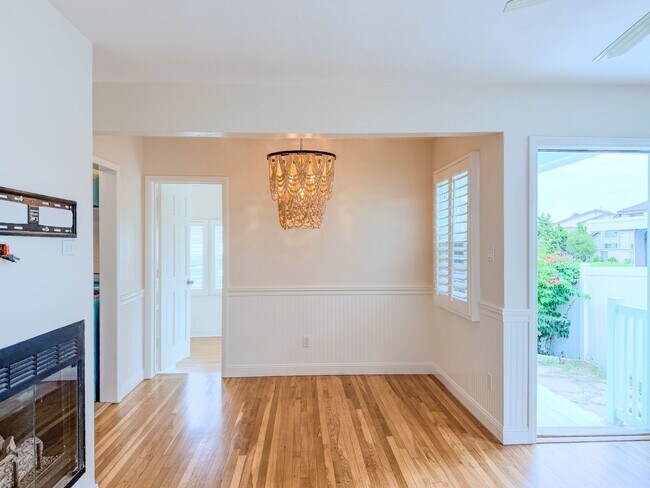 Building Photo - 3845 Sunset Ln