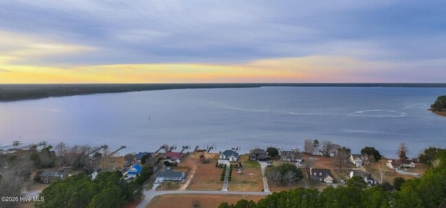 Building Photo - Water front!! Boat Lift!!  Gemstone Drive @ Back Gate Bridge in Sneads Ferry