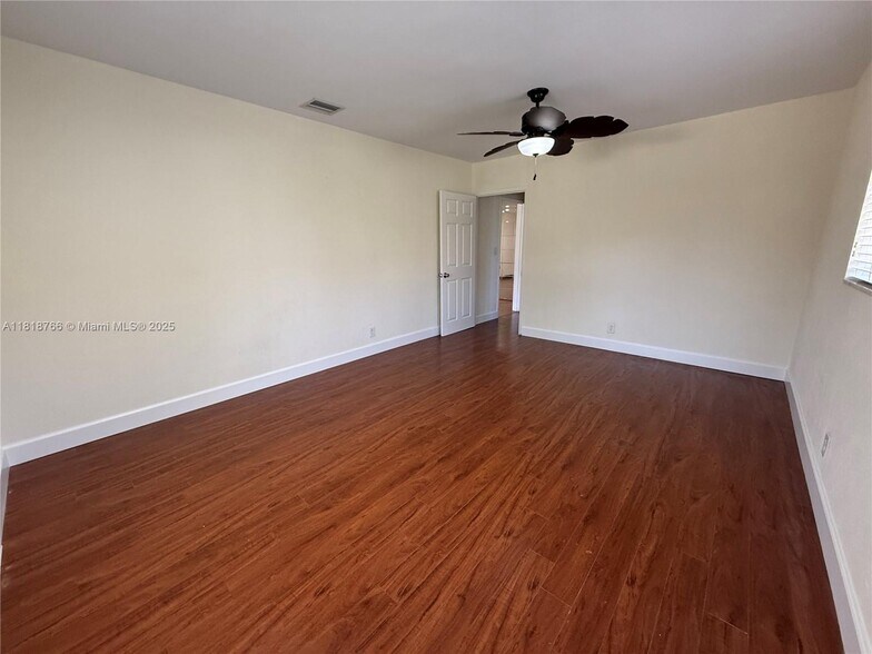 Building Photo - 1721 NE 48th Ct