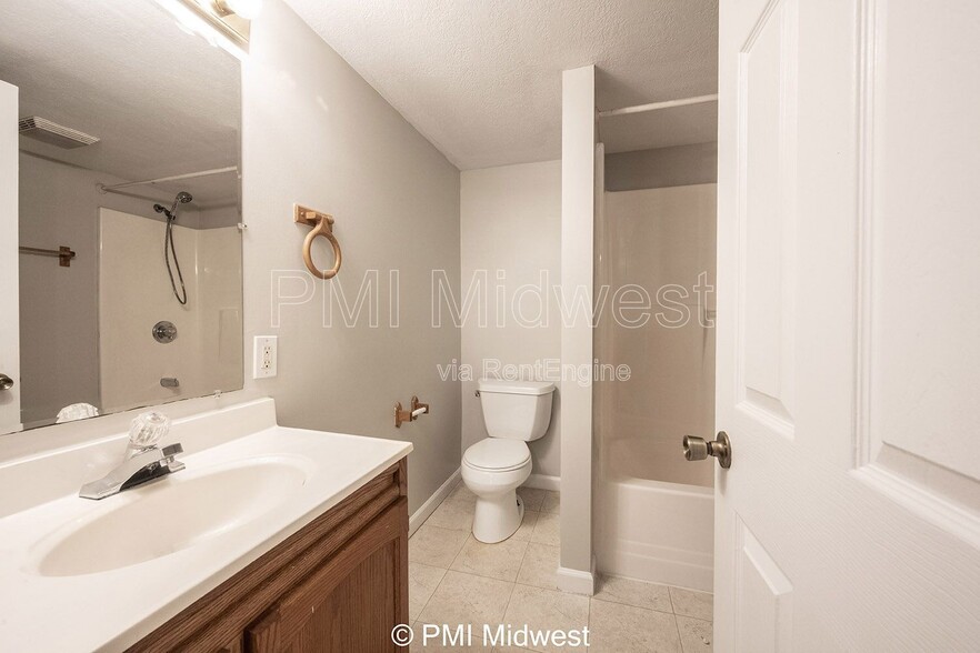 Building Photo - 395 E Main St