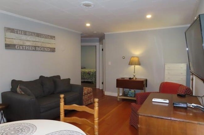 Building Photo - **Winter Rental** Fully Furnished, Beautif...