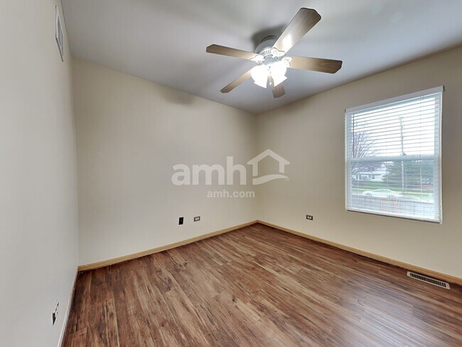 Building Photo - 5311 Meadowbrook St