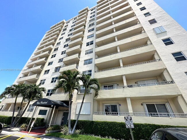 Building Photo - 900 NE 18th Ave