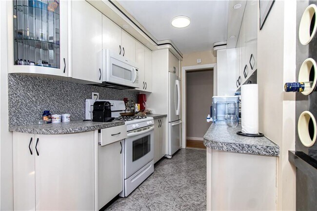 Building Photo - 50 Brighton 1st Rd