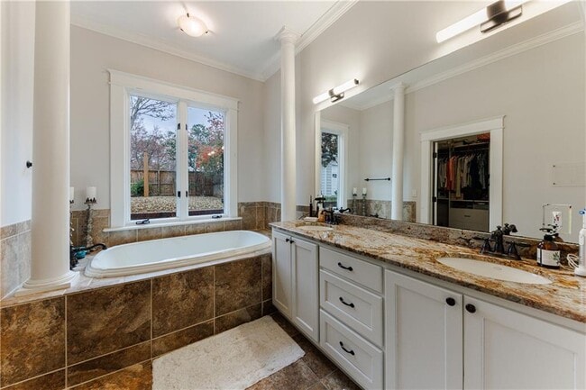 Building Photo - 654 Cresthill Ave NE