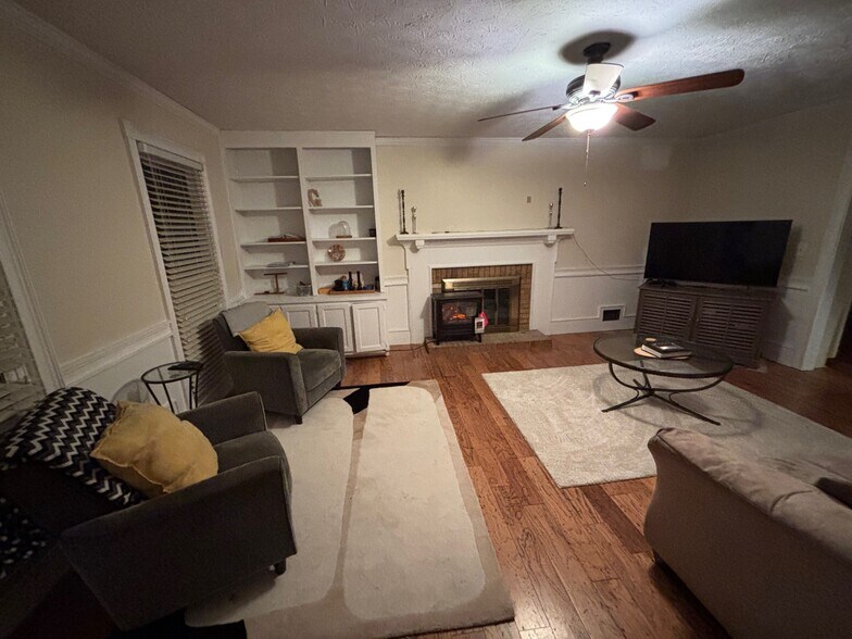 Den - Sitting Area - 420 Cardigan Cir SW