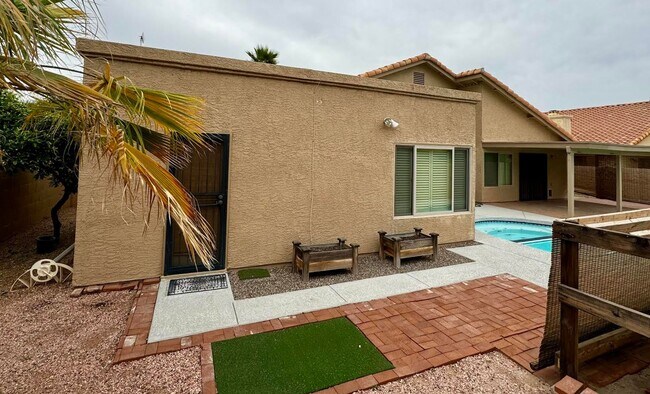 Building Photo - Welcome to this stunning 4 bedroom, 2 bath...