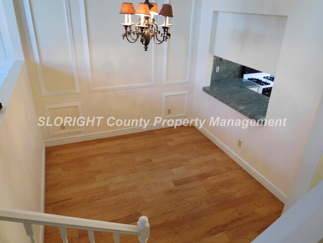 Building Photo - AVAILABLE AUGUST - Windermere Village Townhome - 3 Bed / 2.5 Bath