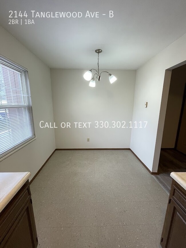 Building Photo - Two bedroom one bathroom second level apar...