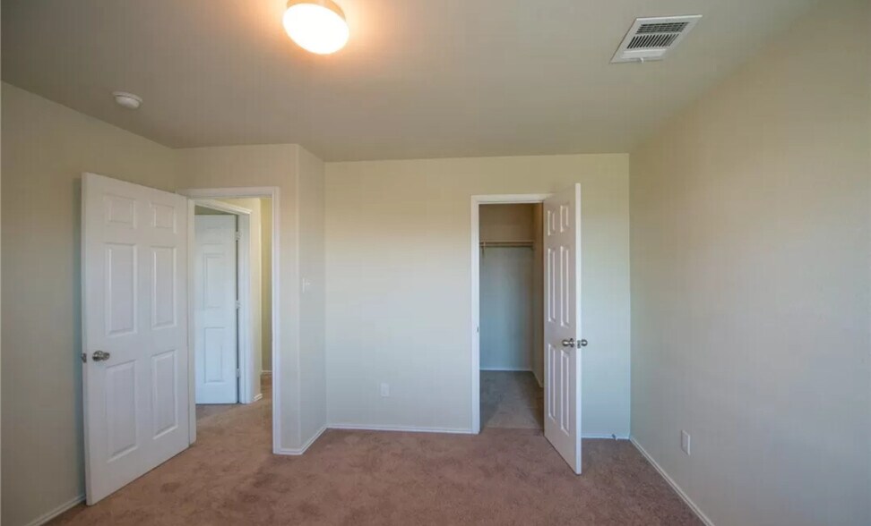 Building Photo - 3403 Cricklewood Dr